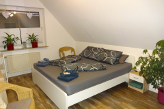 Schlafzimmer 2 ein Doppelbett 180x200 cm. 