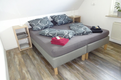Schlafzimmer 1 ein Doppelbett 180x200 cm.  Auf Vorbestellung zu zwei Einzelbetten trennbar.