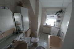 Das Badezimmer mit Dusche und  Badewanne